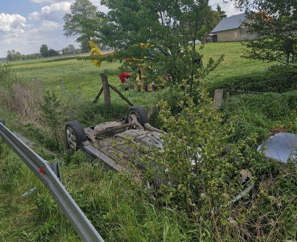 Opel wypadł z drogi i dachował w rowie. Pasażer zginął na miejscu, kierująca została ranna