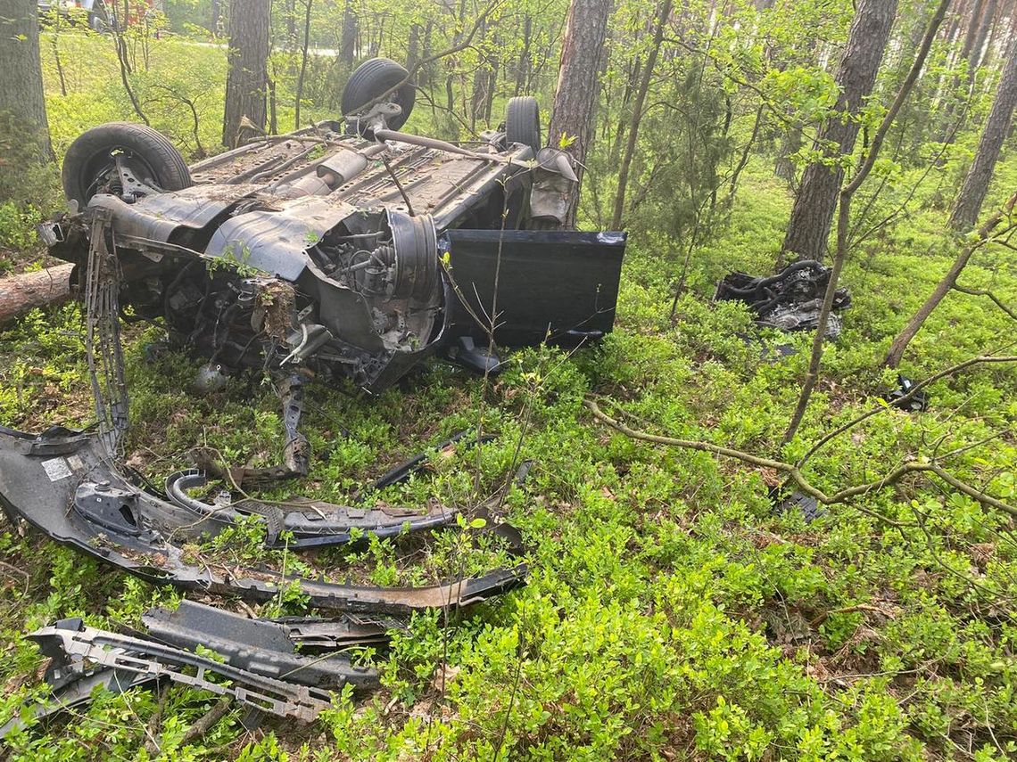 Opel wypadł z drogi i uderzył w drzewo. 20-letni kierowca zginął na miejscu [FOTO]