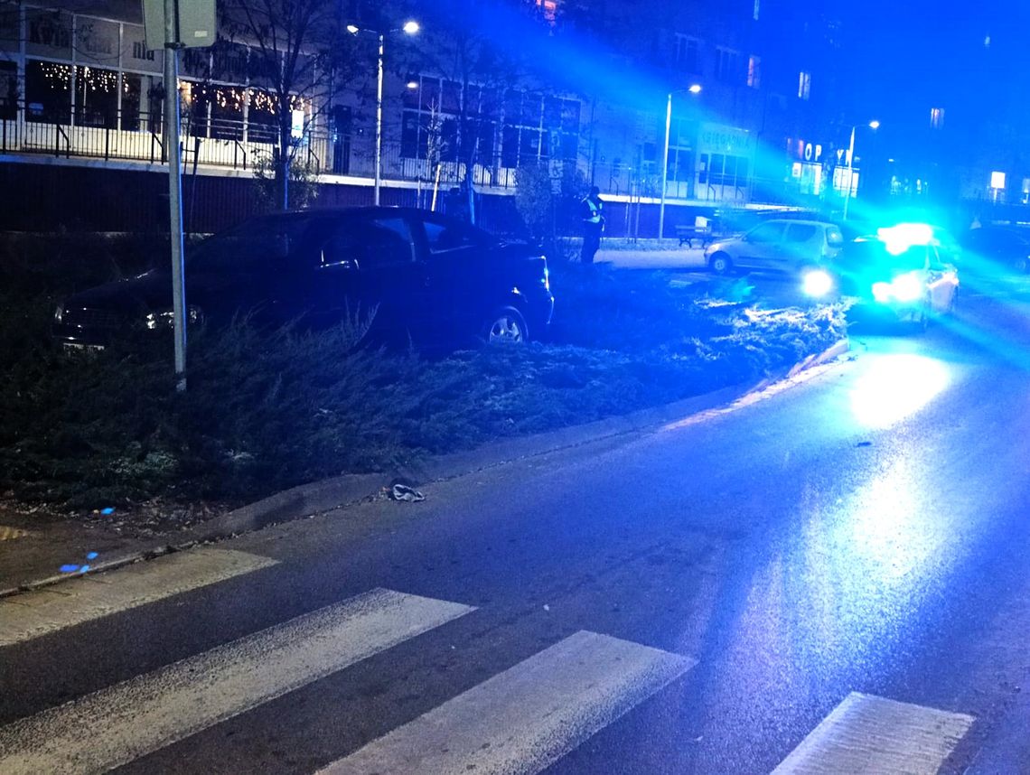 Opel wypadł z drogi i wylądował w zieleńcu. 20-latek miał prawko od dwóch dni, a auto od paru godzin Opel wypadł z drogi i wylądował w zieleńcu. 20-latek miał prawko od dwóch dni, a auto od paru godzin