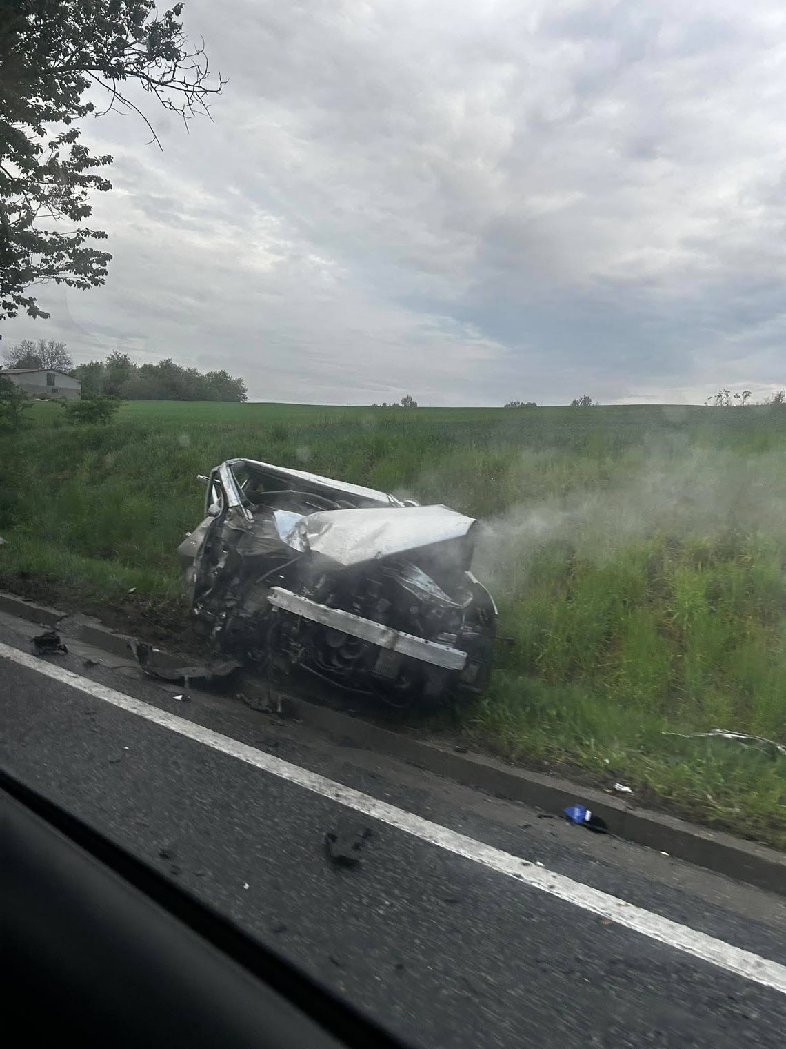 Opel zmiażdżony przez ciężarówkę na DK22. Zginęły dwie osoby, trzecia jest w ciężkim stanie