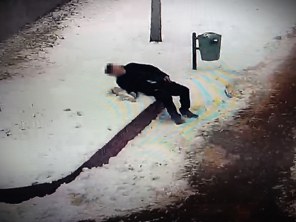 Operator monitoringu zauważył mężczyznę, który potrzebował pomocy. Pierwsi na miejscu byli policjanci Operator monitoringu zauważył mężczyznę, który potrzebował pomocy. Pierwsi na miejscu byli policjanci