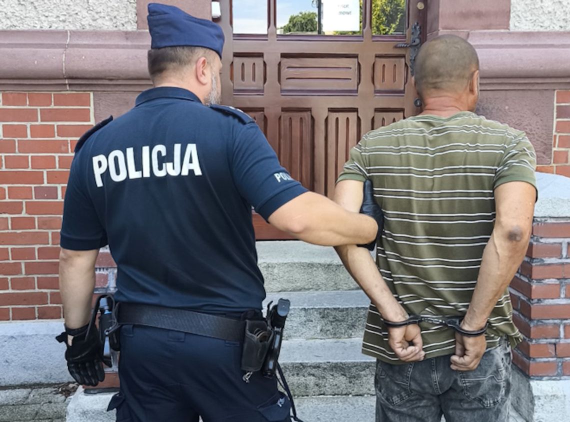 Opiekun brutalnie pobił niepełnosprawnego i go okradł. Po wszystkim wezwał dla niego pomoc