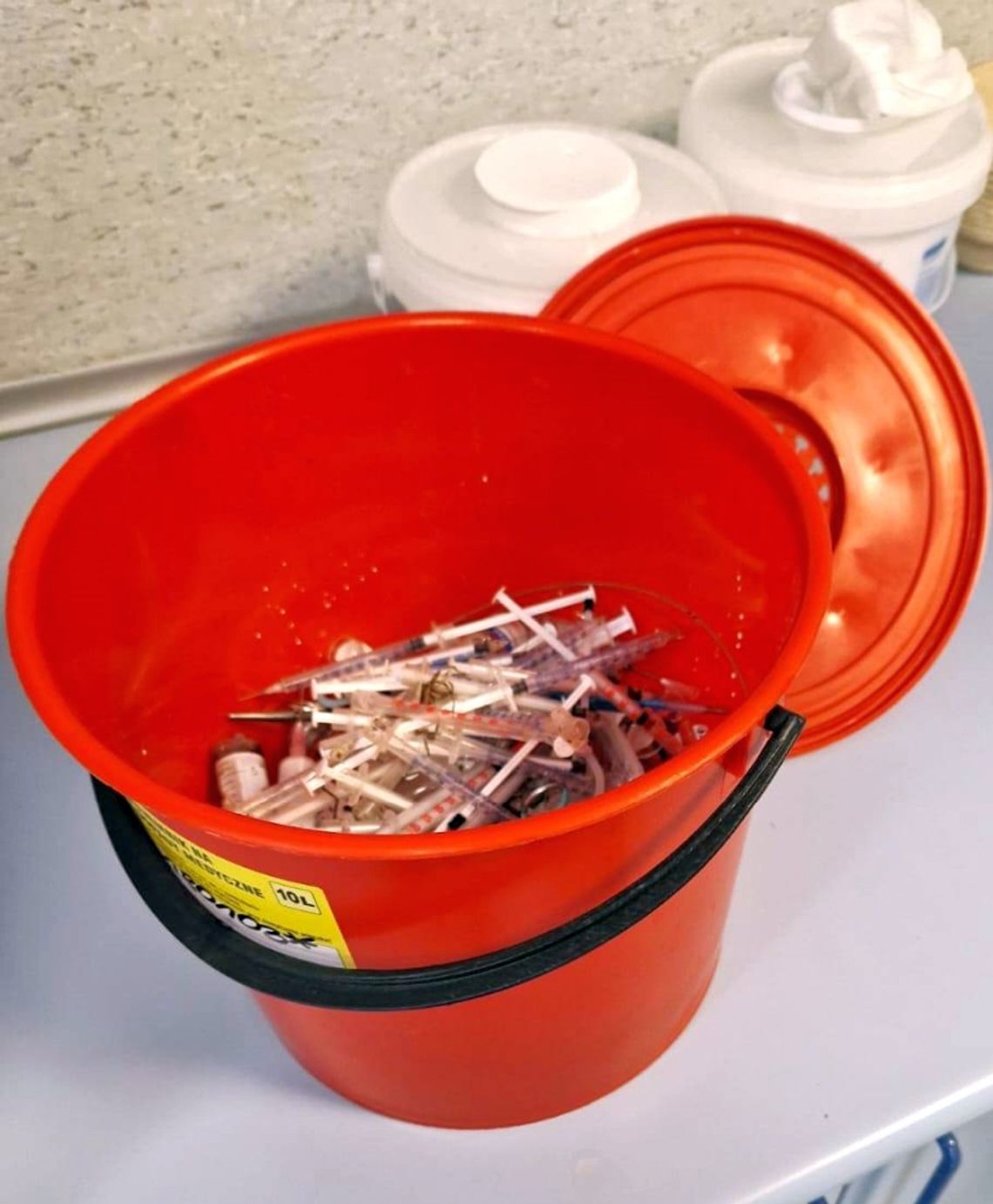 Osiedlowy trawnik „usłany” zakrwawionymi igłami. Strażnicy zebrali pół wiadra strzykawek. ZDJĘCIA