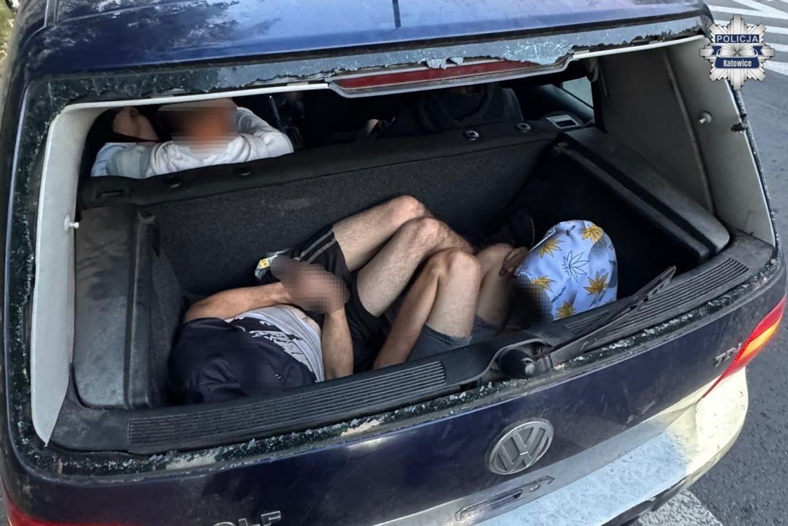 Osiem osób w rozklekotanym Volkswagenie. Kierowca stracił prawo jazdy, auto skończyło na lawecie