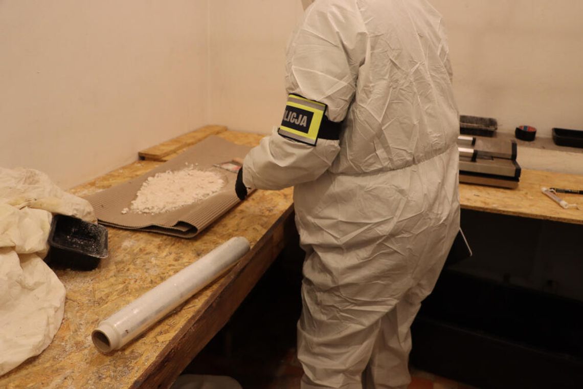 Osiem osób zatrzymanych za wytwarzanie mefedronu. Część produkcji prowadzono na zapleczu apteki