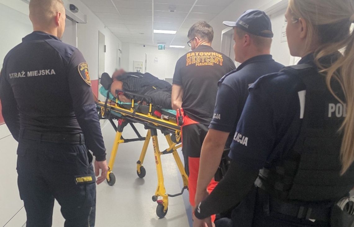 Osiłek zapił leki alkoholem. Żeby go opanować, potrzeba było 6 funkcjonariuszy i 2 par kajdanek Osiłek zapił leki alkoholem. Żeby go opanować, potrzeba było 6 funkcjonariuszy i 2 par kajdanek