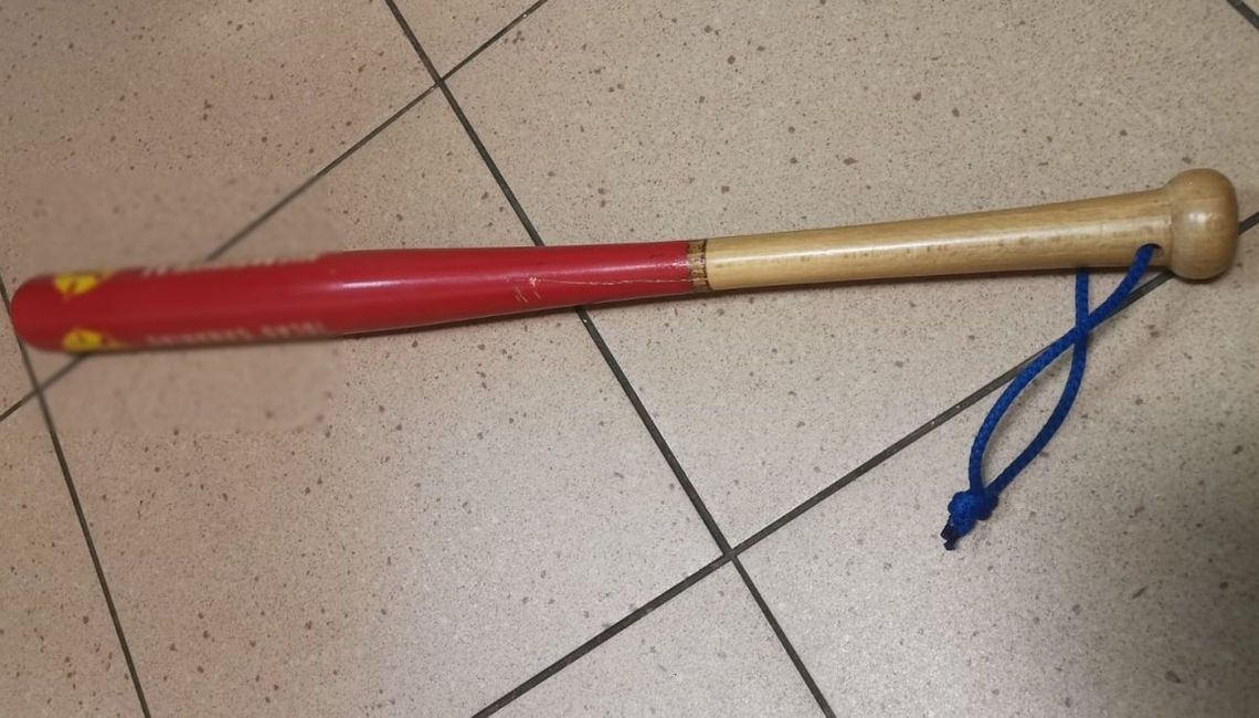 Ośmiu kolesi z bejsbolem pobiło 3 osoby. Policjanci zwabili ich, dzwoniąc z telefonu pokrzywdzonego