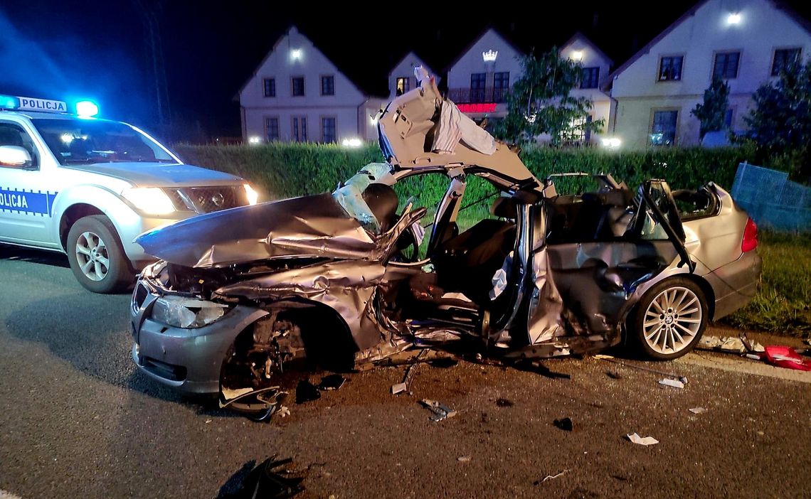 Osobówka kompletnie zmiażdżona po zderzeniu z tirem. Jedna osoba zginęła, dwie są ranne [ZDJĘCIA]