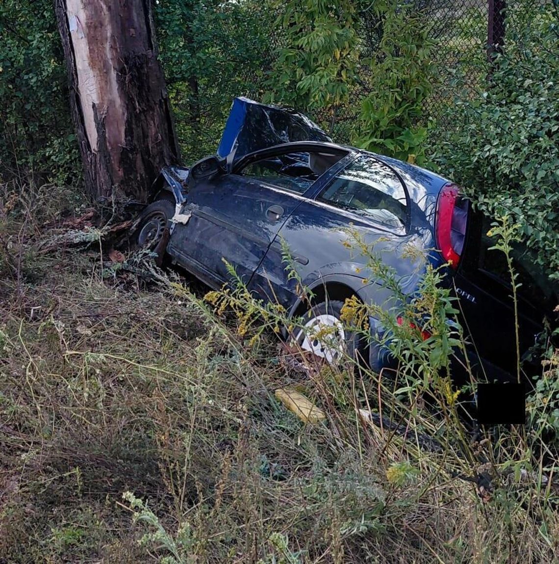 Osobówka najpierw uderzyła w dwie ciężarówki, a potem wbiła się w drzewo. Mężczyzna za kierownicą zginął Osobówka najpierw uderzyła w dwie ciężarówki, a potem wbiła się w drzewo. Mężczyzna za kierownicą zginął
