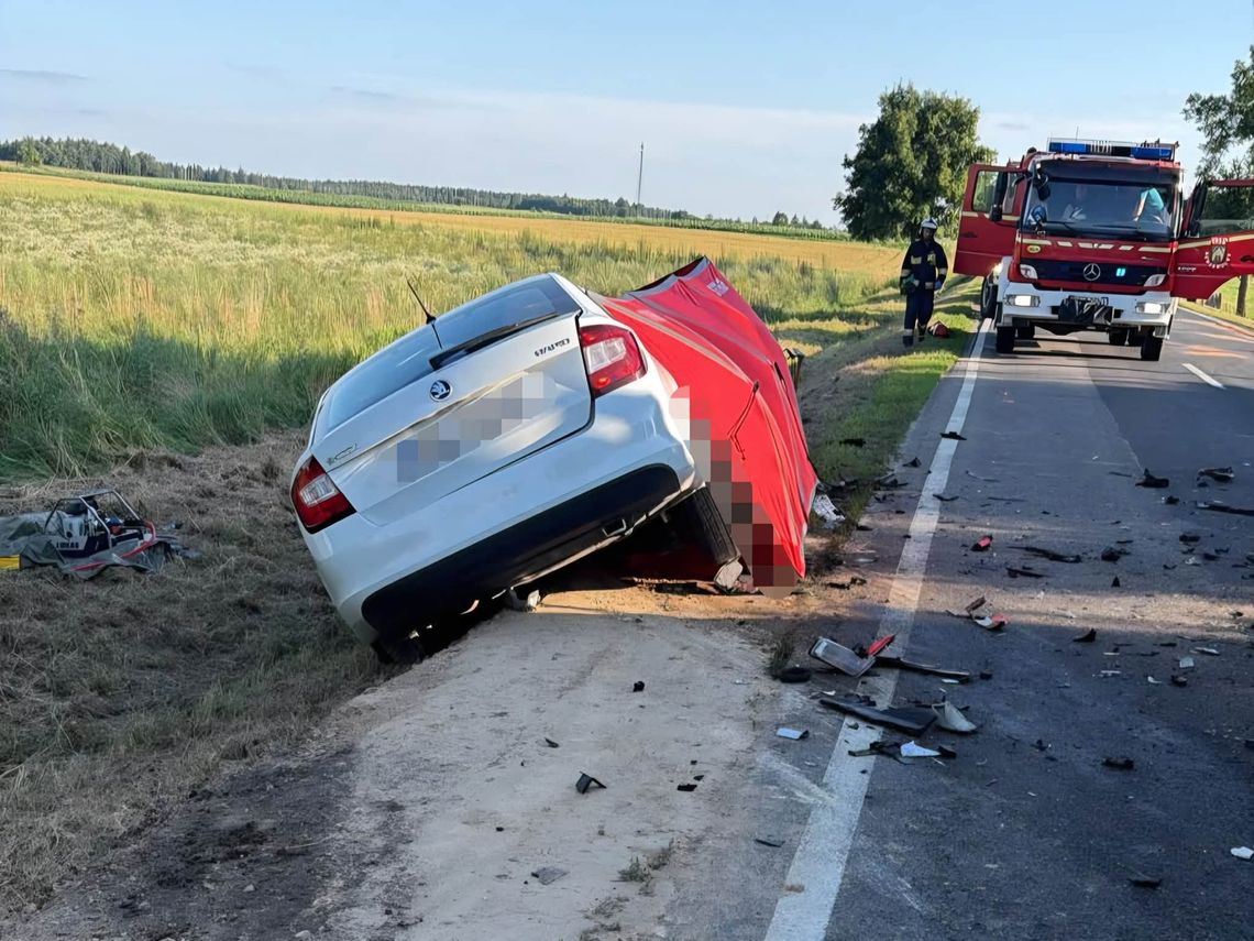 Osobówka roztrzaskana po uderzeniu w tira. Tragiczny wypadek na drodze krajowej nr 57 Osobówka roztrzaskana po uderzeniu w tira. Tragiczny wypadek na drodze krajowej nr 57