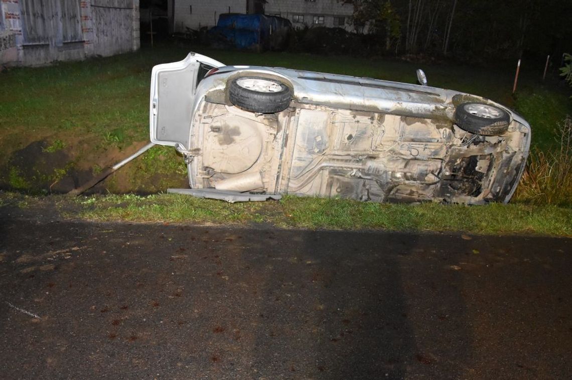 Osobówka ścięła znak i wylądowała w rowie. Kierowca i dwoje pasażerów byli kompletnie pijani