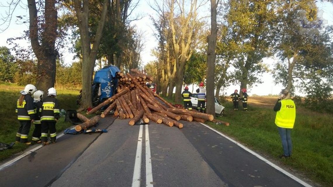 Osobówka uderzyła w ciężarówkę z drewnem. Kierowca nie miał szans na przeżycie