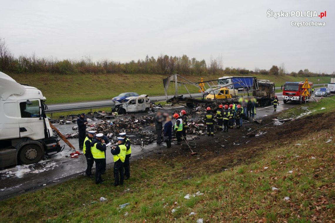 Osobówka wbiła się pod płonącą ciężarówkę. Znaleźli zwęglone zwłoki dwóch osób. ZDJĘCIA