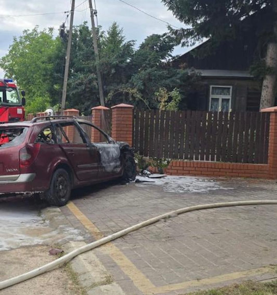 Osobówka wbiła się w betonowy płot i stanęła w ogniu. W wypadku zginęła kierująca pojazdem Osobówka wbiła się w betonowy płot i stanęła w ogniu. W wypadku zginęła kierująca pojazdem