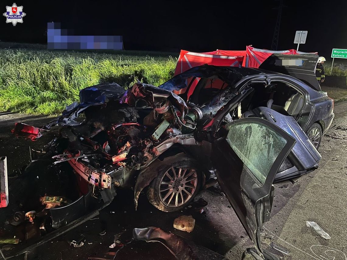 Osobówka wbiła się w tył beczkowozu. Kierowca i pasażer zginęli na miejscu, dwie osoby są ranne