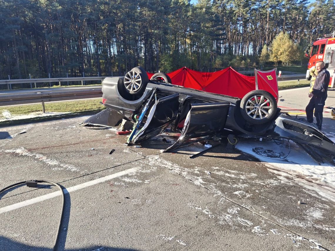 Osobówka wjechała w tył naczepy ciężarówki i dachowała. Zginęła jedna osoba, trzy zostały ranne