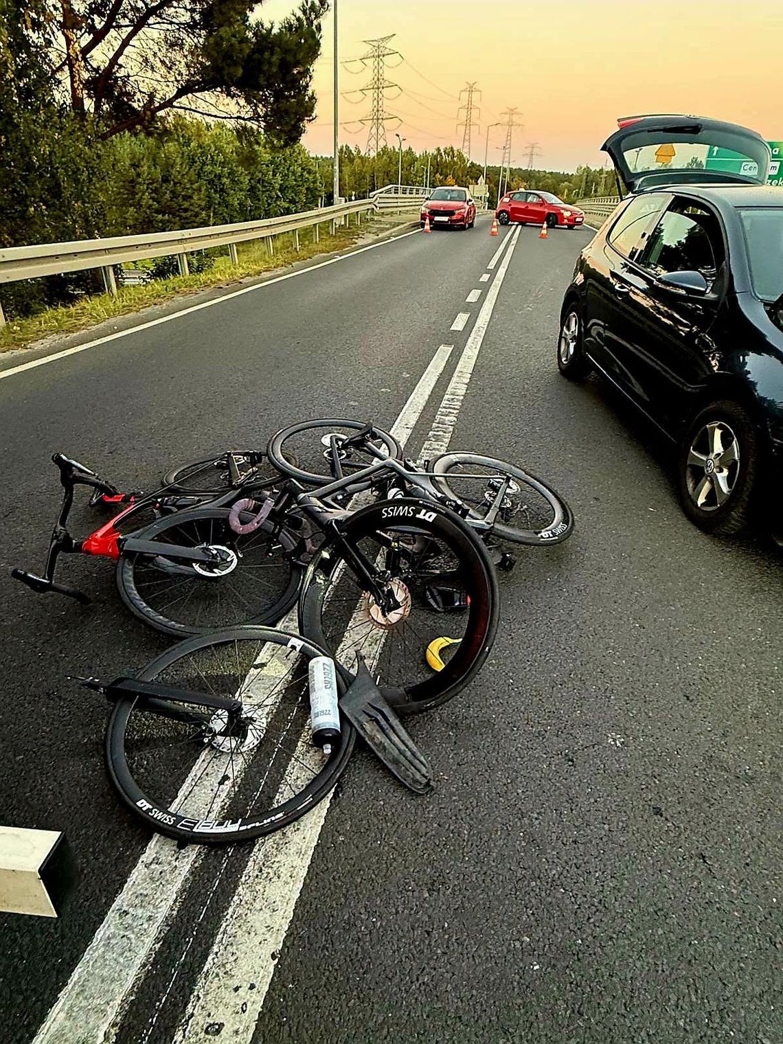 Osobówka wjechała w grupę rowerzystów. Trzy osoby zostały zabrane do szpitala Osobówka wjechała w grupę rowerzystów. Trzy osoby zostały zabrane do szpitala