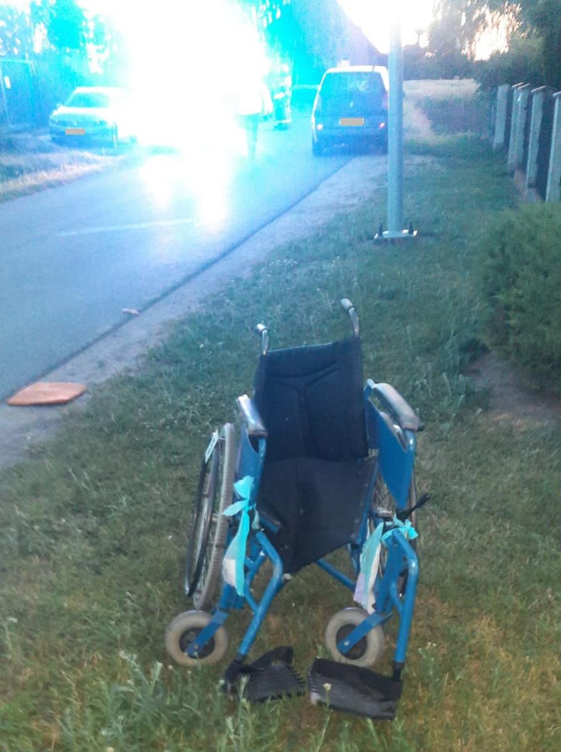 Osobówka wjechała w kobietę na wózku inwalidzkim. Poszkodowana zmarła, druga kobieta jest ranna Osobówka wjechała w kobietę na wózku inwalidzkim. Poszkodowana zmarła, druga kobieta jest ranna