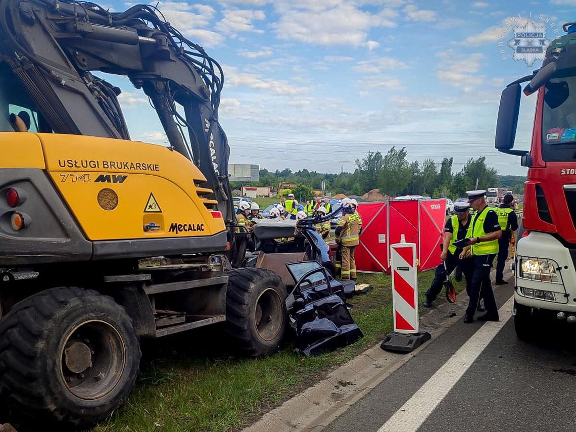 Osobówka wjechała w koparkę na remontowanym odcinku autostrady. Kierowca zginął, cztery osoby ranne