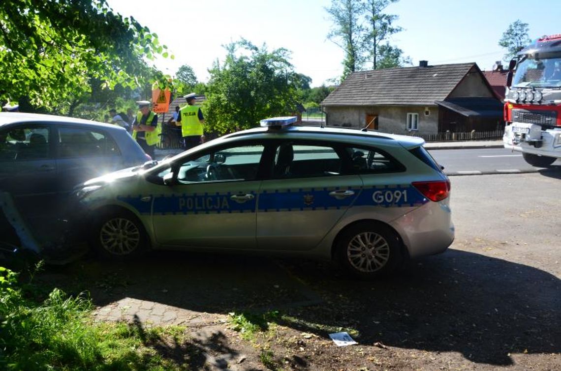 Osobówka wjechała w radiowóz. Trzech policjantów poszkodowanych