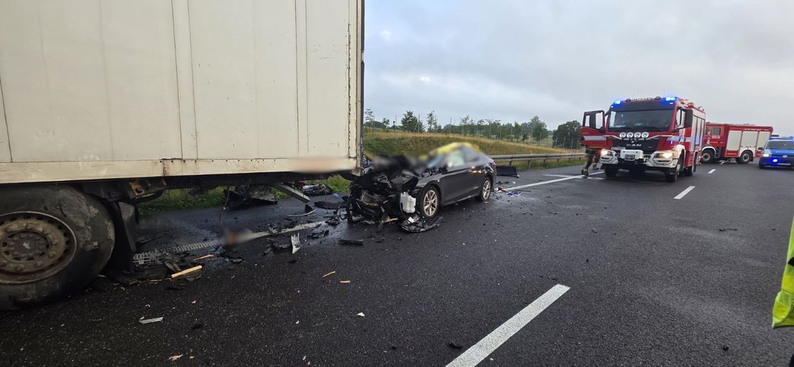 Osobówka wjechała w tył samochodu ciężarowego. Zginęło troje dorosłych, ranne jest dziecko Osobówka wjechała w tył samochodu ciężarowego. Zginęło troje dorosłych, ranne jest dziecko