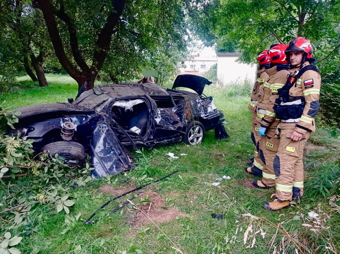 Osobówka wypadła z drogi i dachowała. Poszkodowany kierowca został zabrany do szpitala