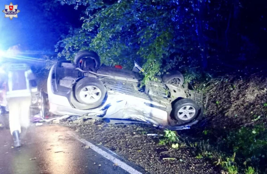 Osobówka wypadła z drogi, uderzyła w drzewo i dachowała. Kierowca zginął na miejscu, pasażer ranny