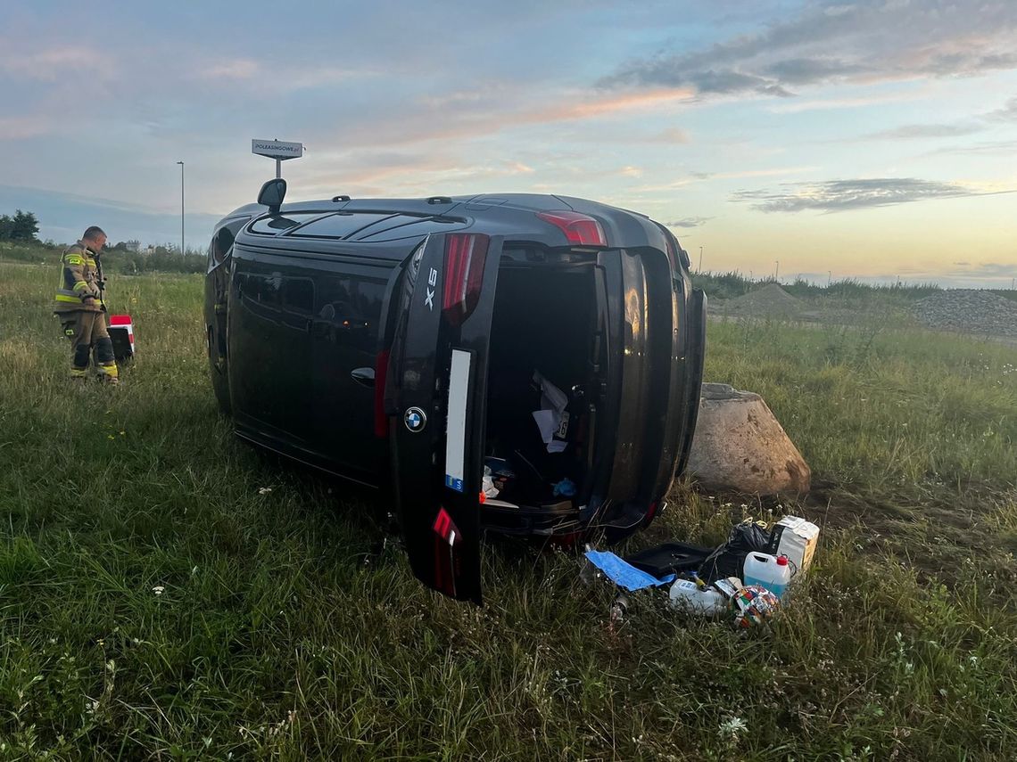 Osobówka wypadła z drogi, w aucie dwóch pijanych mężczyzn. Kierowca stracił prawo jazdy i samochód