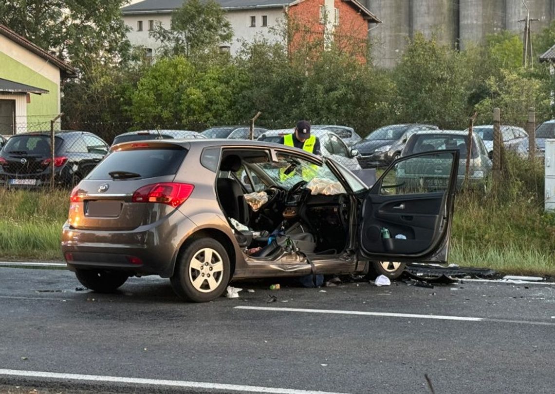 Osobówka zderzyła się czołowo z busem. Zginął 15-letni chłopak, dwie osoby zostały ranne