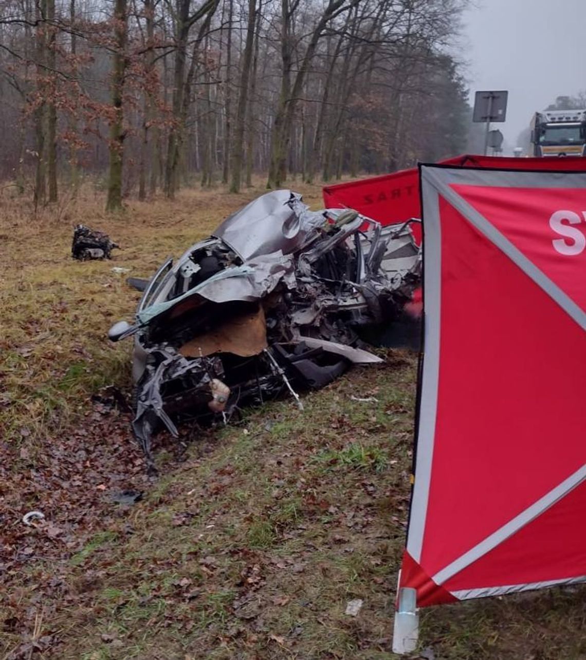 Osobówka zderzyła się czołowo z cysterną. 32-letni kierowca zginął na miejscu Osobówka zderzyła się czołowo z cysterną. 32-letni kierowca zginął na miejscu