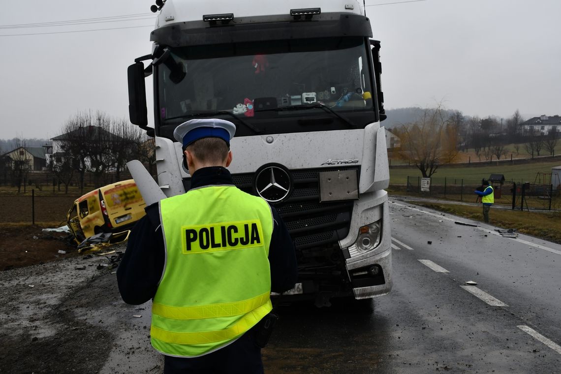 Osobówka zderzyła się z dwoma samochodami ciężarowymi. Kierowca zginął na miejscu [FOTO]