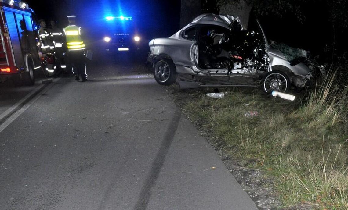Osobówka zjechała z drogi i wbiła się w drzewo. W wypadku zginął 20-letni kierowca