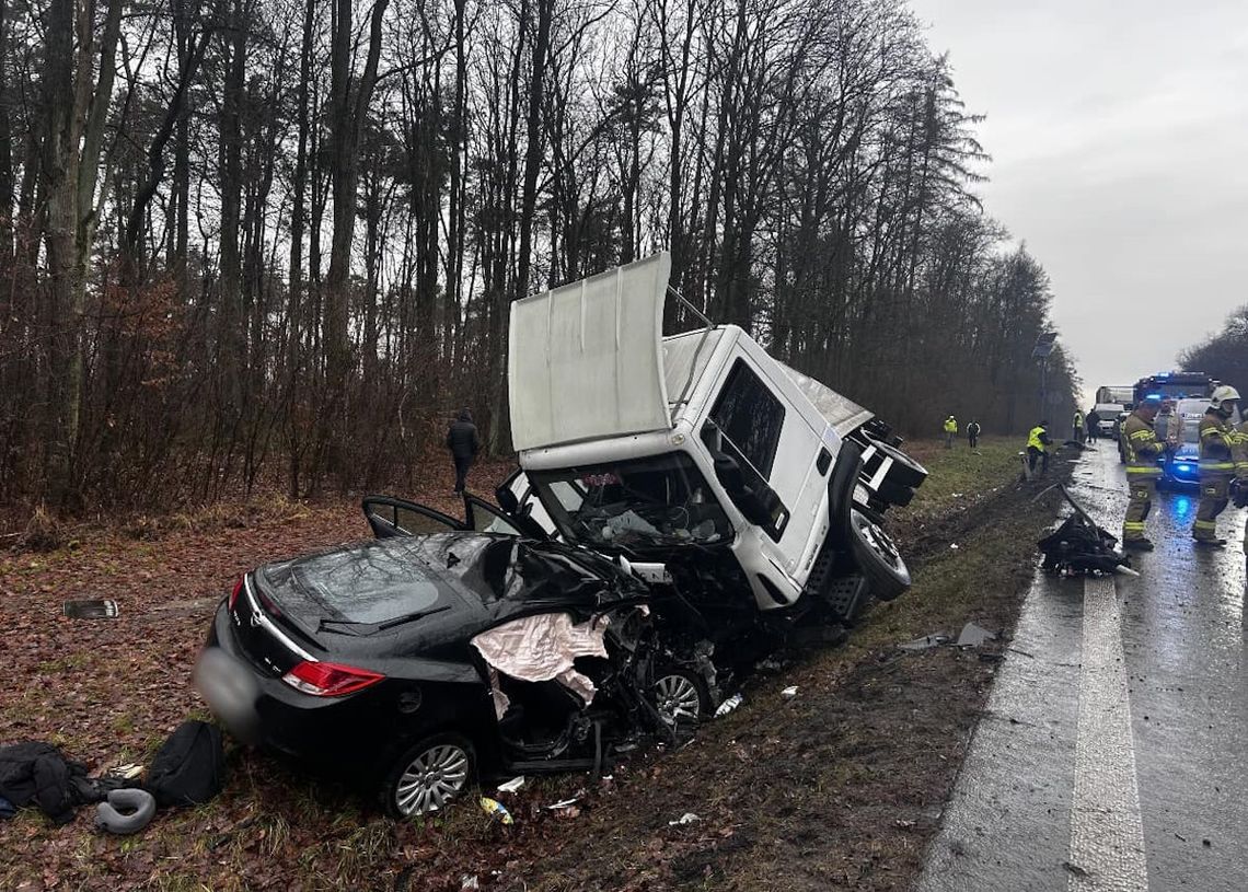 Osobówka zmiażdżona po zderzeniu czołowym z ciężarówką. Kierowca wyprzedzał kilka pojazdów