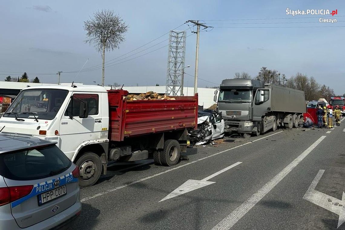 Osobowy mercedes z impetem wbił się w wywrotkę. W wypadku 4 pojazdów zginął kierowca