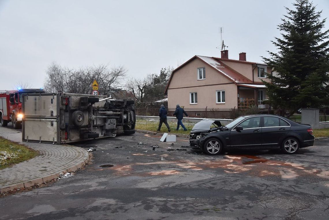 Osobowy mercedes zmiótł dostawczaka na skrzyżowaniu. Kierowca iveco wymusił pierwszeństwo