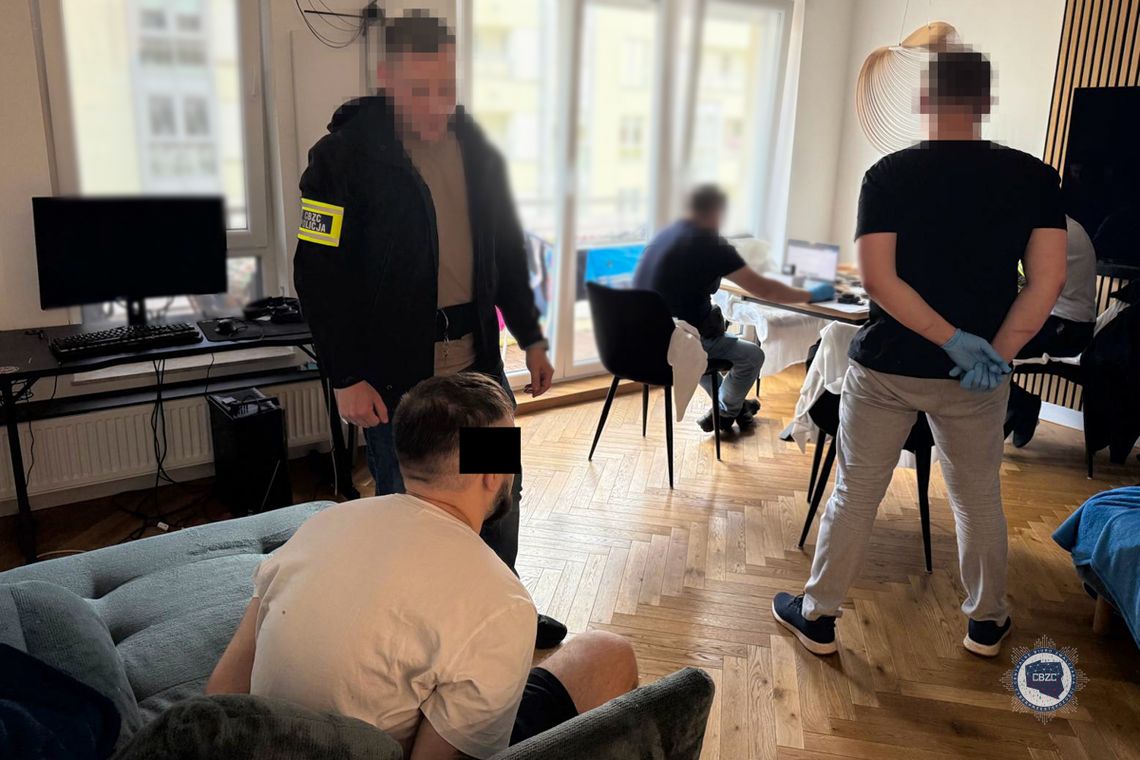 Oszukali "na BLIK" kilka tysięcy osób w Polsce. Zatrzymani szefowie gangu i przejęty majątek