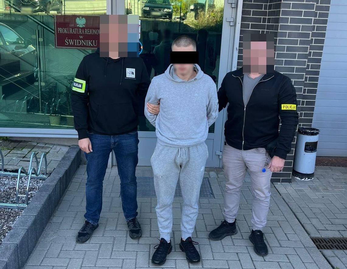 Oszukany staruszek dał mu 100 tysięcy. Myślał, że dzięki temu wyciągnie z aresztu członka rodziny Oszukany staruszek dał mu 100 tysięcy. Myślał, że dzięki temu wyciągnie z aresztu członka rodziny
