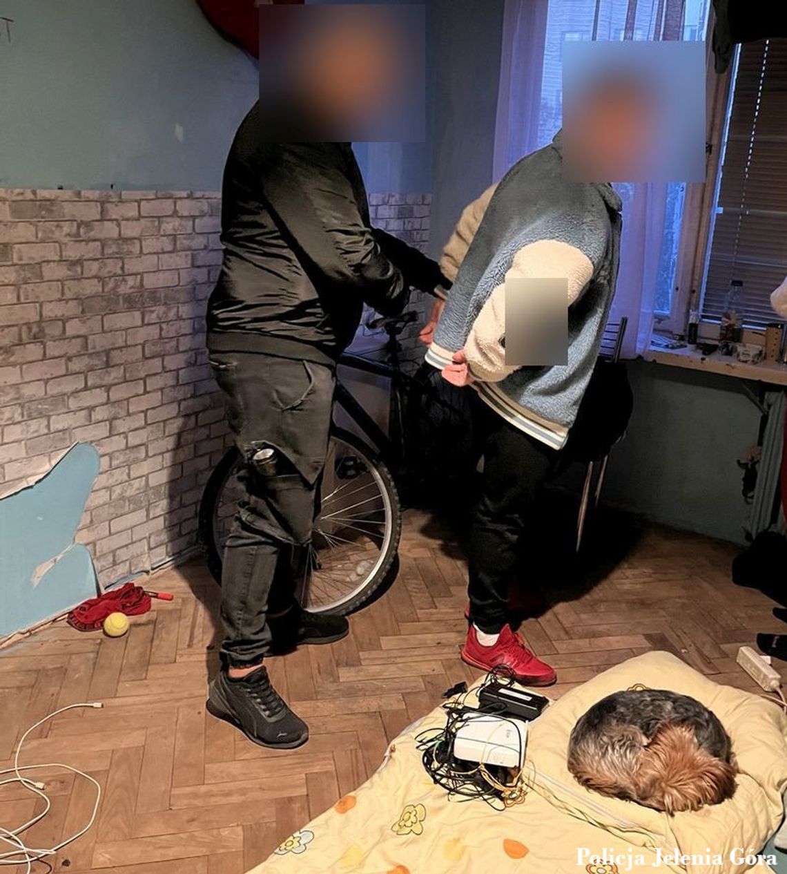 Oszukiwał ludzi w całej Polsce i ukrywał się przed policją. 21-latek namierzony w mieszkaniu