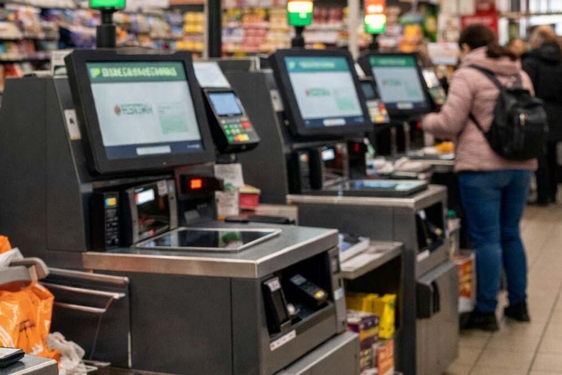 Oszukiwała na kasie samoobsługowej. Udało się wiele razy. Po wpadce kobiecie grozi nawet 8 lat