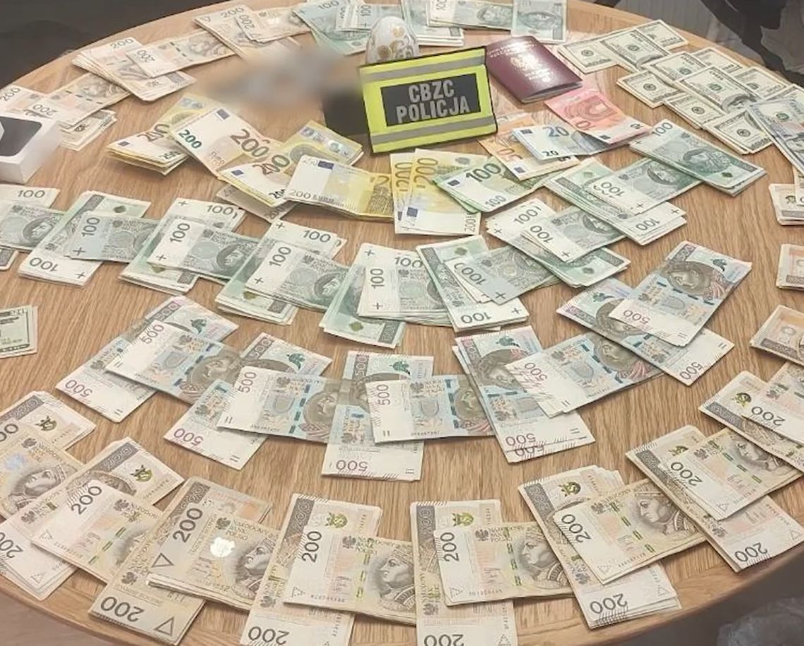 Oszukiwali metodą BLIK i podszywali się pod pracowników banków. 12 osób zatrzymanych Oszukiwali metodą BLIK i podszywali się pod pracowników banków. 12 osób zatrzymanych
