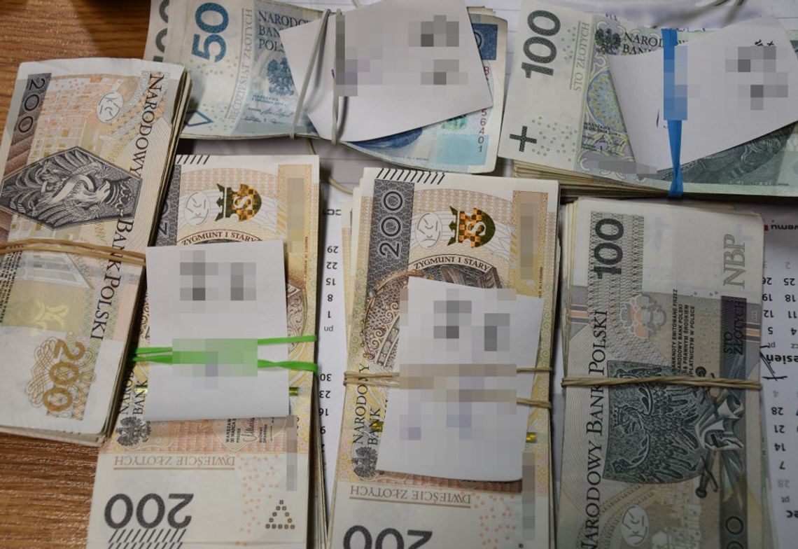 Oszuści dzwonili przez cztery dni. 39-latek brał kredyty i oddał im 242 tysiące złotych Oszuści dzwonili przez cztery dni. 39-latek brał kredyty i oddał im 242 tysiące złotych