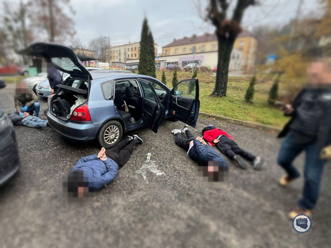 Oszuści na glebie po akcji Centralnego Biura Zwalczania Cyberprzestępczości. Prali pieniądze Oszuści na glebie po akcji Centralnego Biura Zwalczania Cyberprzestępczości. Prali pieniądze