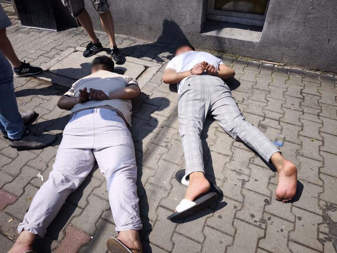 Oszuści na glebie. Policjanci rozbili gang "wnuczków". Działali też w nielegalnym hazardzie Oszuści na glebie. Policjanci rozbili gang "wnuczków". Działali też w nielegalnym hazardzie