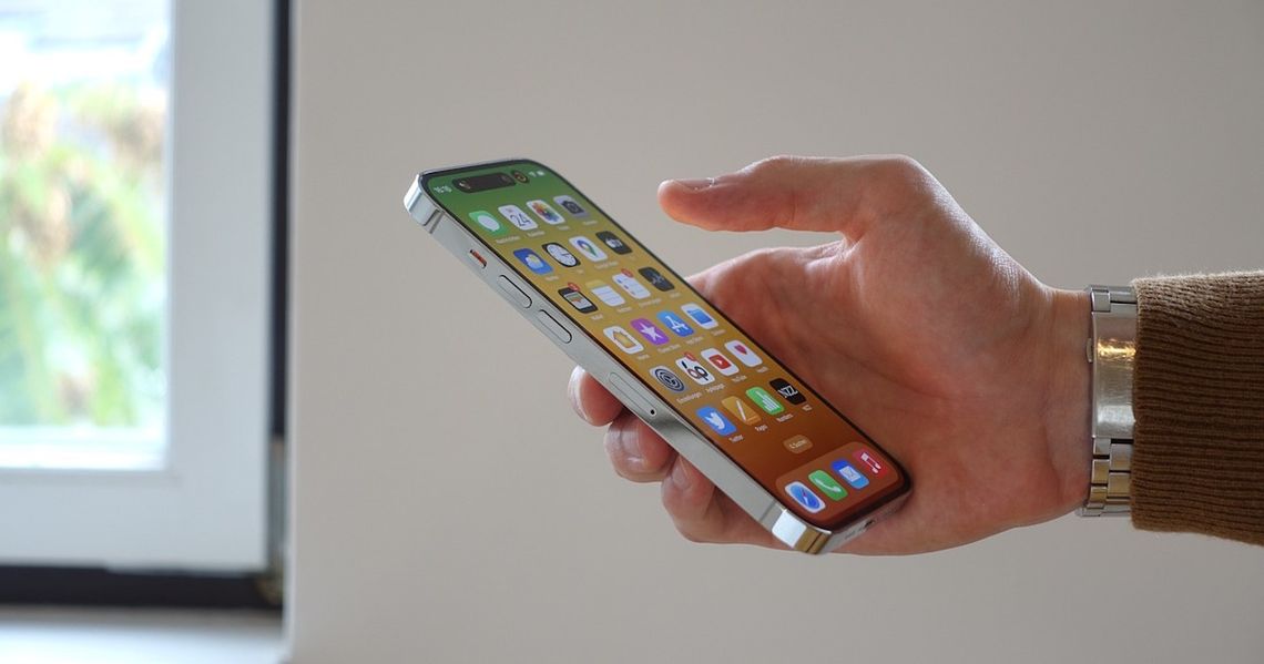 Oszust pokazał screen z przelewem. Starszy mężczyzna stracił złotą biżuterię wartą ponad 50 tysięcy