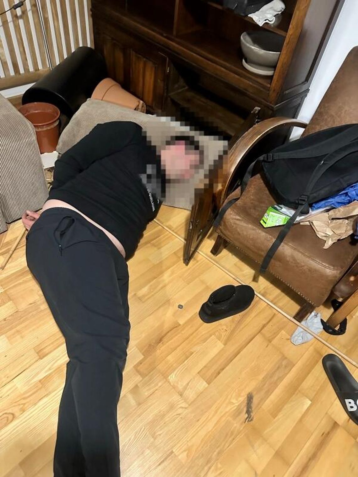 Oszust przyłapany na wypłacie pieniędzy uciekł do mieszkania. Policja musiała wejść siłą