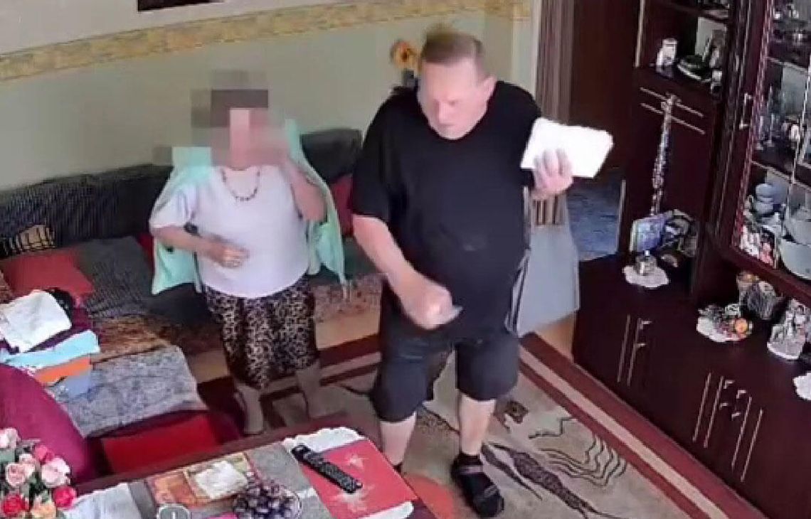 Oszust wszedł do mieszkania seniorki. Próbował ją okraść i wyłudzić pieniądze. Wszystko się nagrało. Mężczyzna jest poszukiwany Oszust wszedł do mieszkania seniorki. Próbował ją okraść i wyłudzić pieniądze. Wszystko się nagrało. Mężczyzna jest poszukiwany