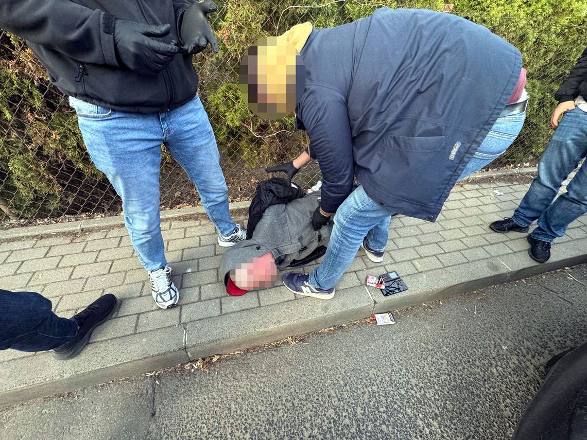 Oszust zaliczył bliski kontakt z glebą. Wyłudził od staruszki pieniądze i biżuterię