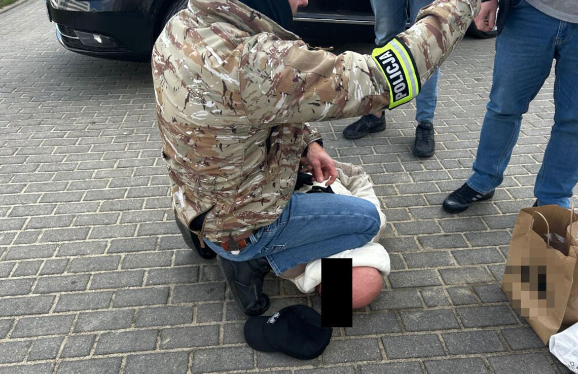 Oszust zatrzymany z reklamówką pełną kasy. W siatce było blisko 370 tysięcy złotych [WIDEO]
