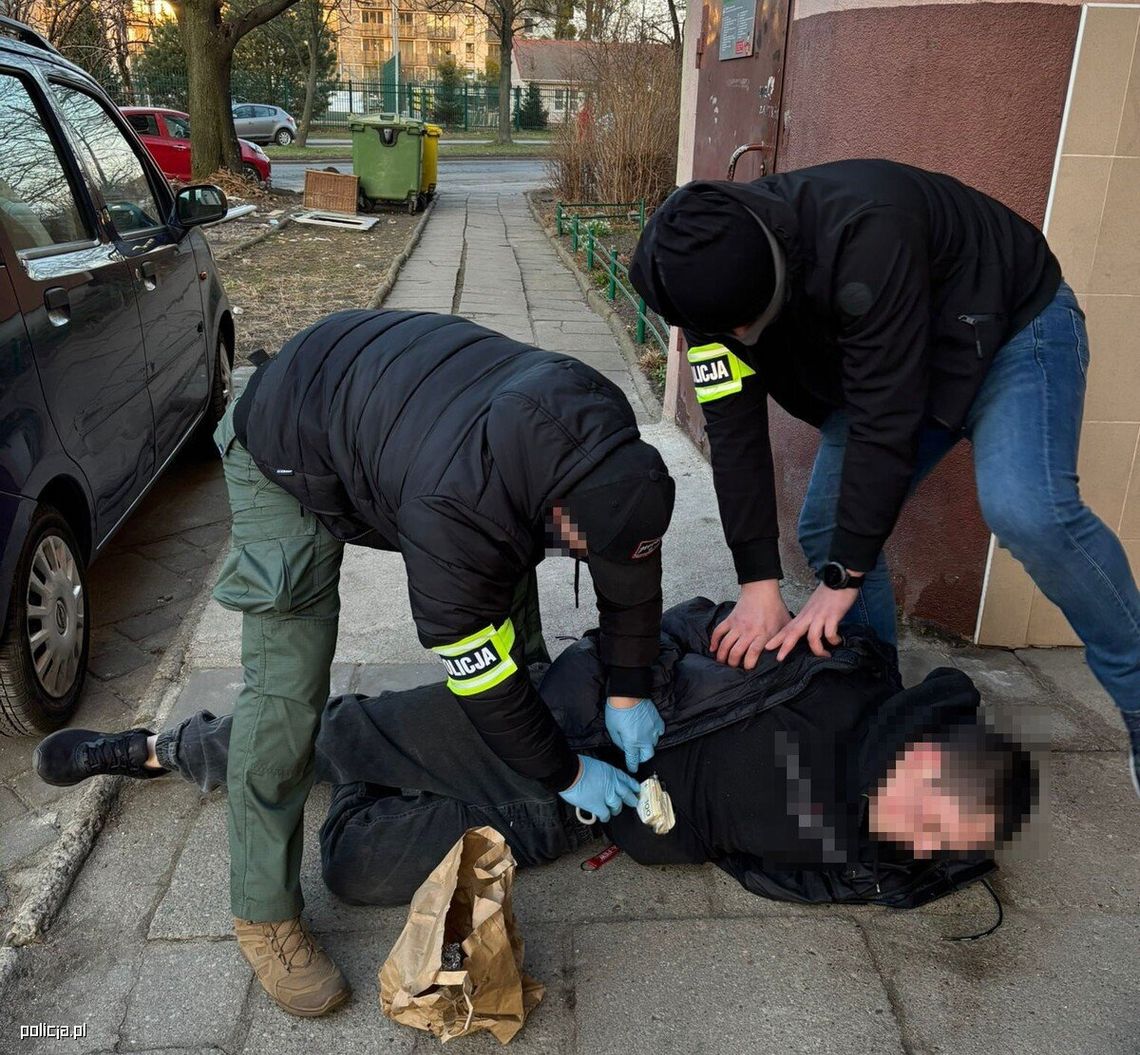 Oszust "zglebowany" przez policjantów. Chwilę wcześniej zabrał pieniądze seniorce Oszust "zglebowany" przez policjantów. Chwilę wcześniej zabrał pieniądze seniorce