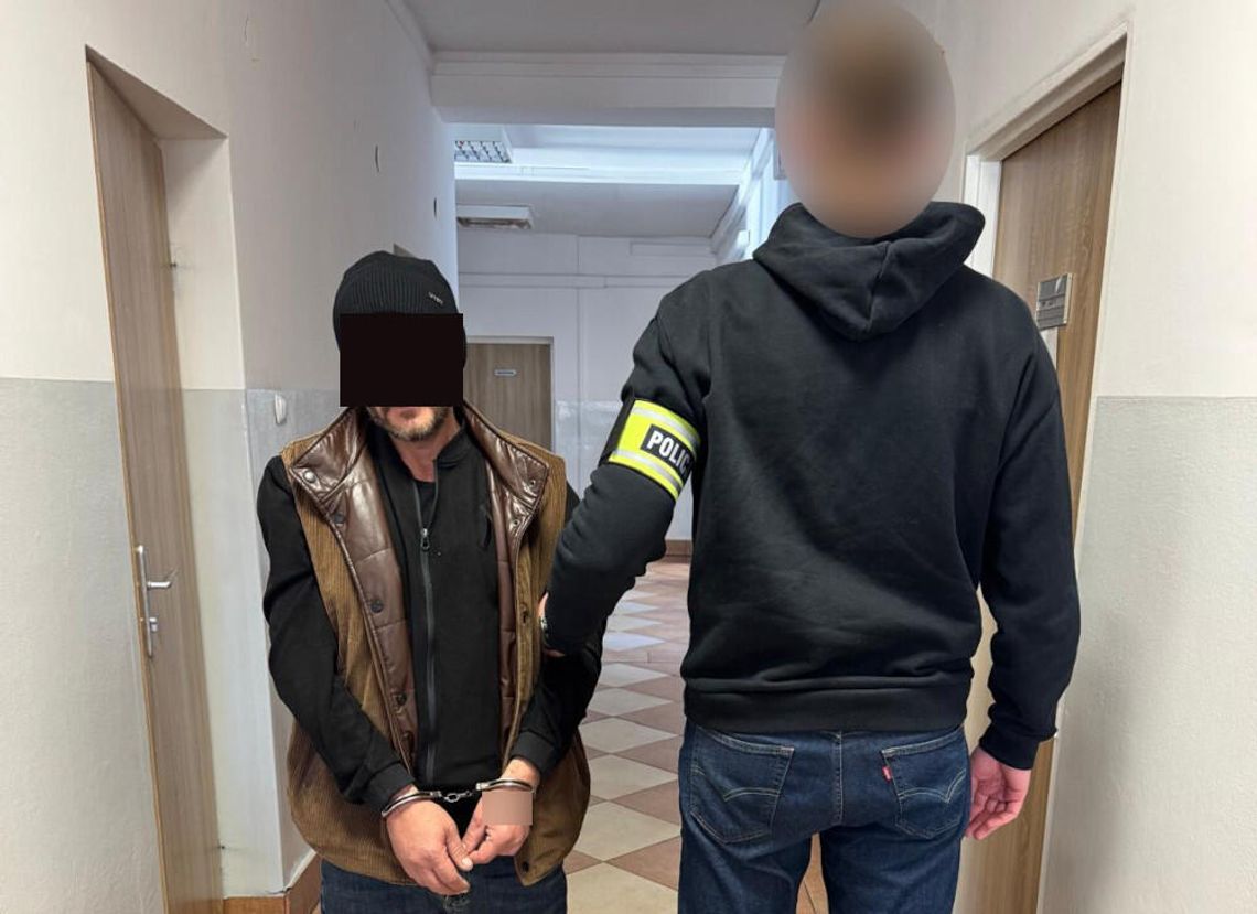 Oszusta zgubiło nerwowe zachowanie. Wpadł, gdy dokonywał seryjnych wypłat z bankomatu Oszusta zgubiło nerwowe zachowanie. Wpadł, gdy dokonywał seryjnych wypłat z bankomatu